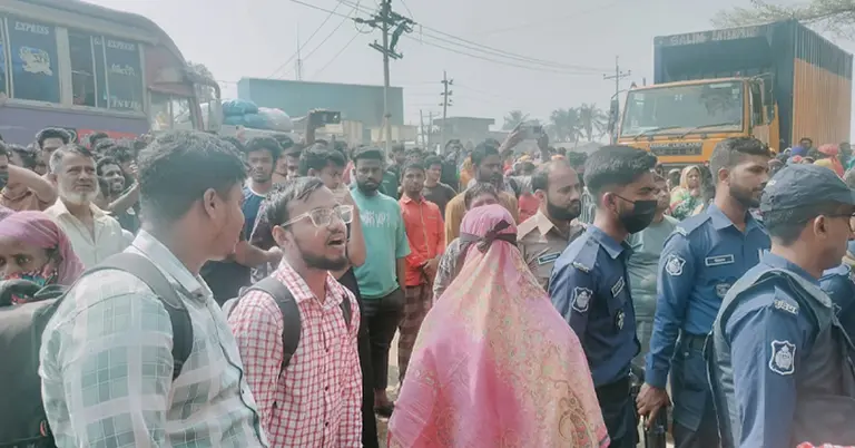 মহাসড়ক আব‌রোধ‌ করা হয়েছে